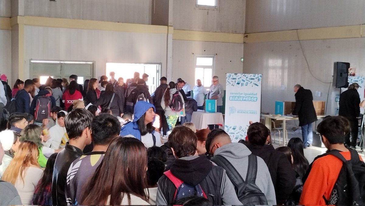 DTE_region01's tweet photo. #ConectarIgualdadBonaerense en el distrito de Berisso. En dos jornadas,  junto a la comunidad educativa, entregamos 861 Netbooks. Para que más Estudiantes tengan #DerechoALaEducacion #DerechoAlFuturo 💻📱@AlbertoSileoni @ClaudiaBracchi1 @salbarracin @DTE_BA https://t.co/NUXUHYUhrI