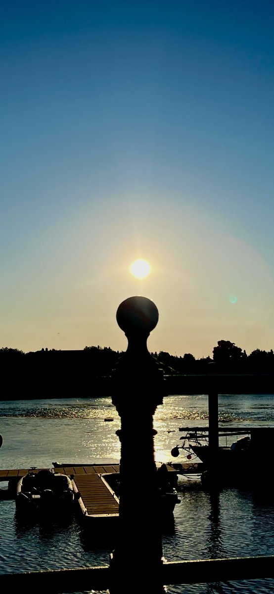 FearStairLmk's tweet photo. Sunset over #Limerick https://t.co/ePC3qlw0Ih