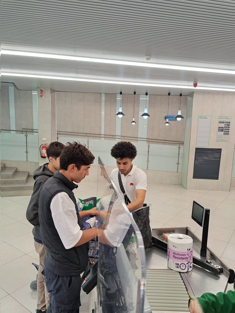 EuroElp's tweet photo. Le quotidien de la mobilité #erasmus des élèves de @LycUrbainVitry c'est aussi faire ses courses, préparer son repas, et .... célébrer l'anniversaire de Hamza avec gâteau au chocolat offert par les accompagnateurs ! 
Feliz cumpleaños Hamza!
@ErasmusplusFR https://t.co/AAnkHWePtg