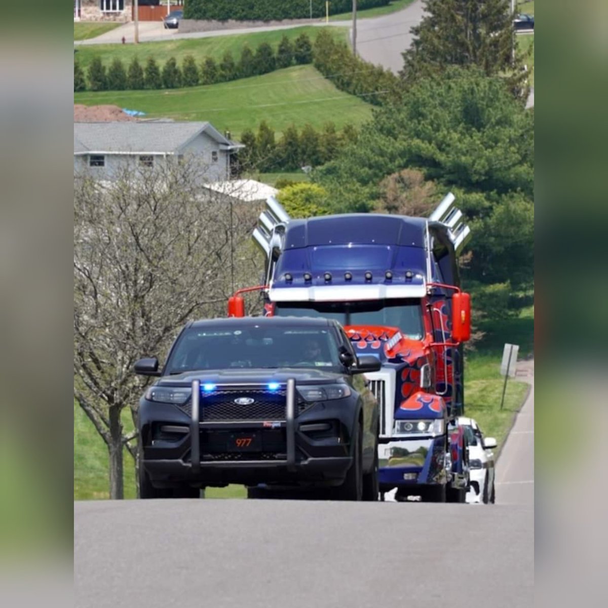 Optimus_Is_Here's tweet photo. A fitting escort for a worthy leader 💪👍😊
#OptimusIsHere #OptimusPrime #TeamPrime #Transformers #autobot #police #weatherly #escort #riseup #bullyawareness #bullyprevention #stopbullying #school #presentation
Photo credit Weatherly Area High School 🙌💙 https://t.co/SM9xiUMa93