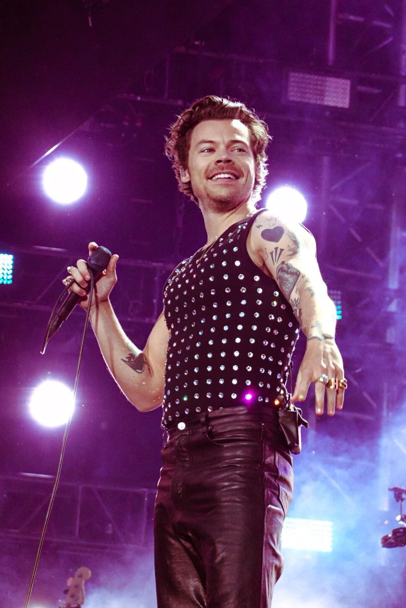 thehslotnews's tweet image. Harry looking incredible tonight! #LoveOnTourParis (Via denizashouse)