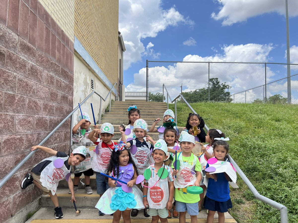 Trash-ion Show!!! ♻️ #Recycle #HEB #HEBBags #OrtizSquad #LomaPark #ItsBeenABusyDay @LomaParkES @HEB @MrsCBarrios @drjcarreon @EISD_ECC