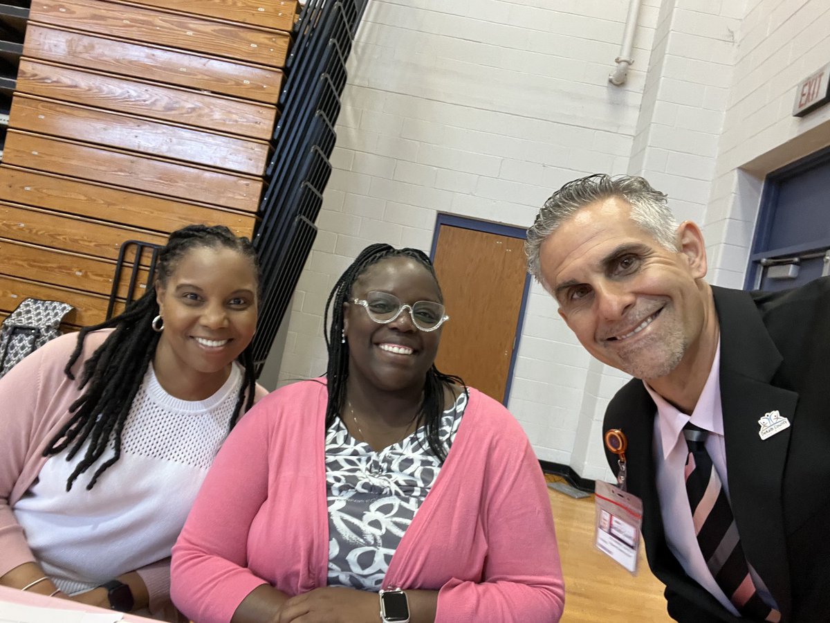 DrNormanCSauce3's tweet photo. It’s a great day for a Job Fair with these fabulous #DCSDRegion4 Principals &amp; Assistant Principals! Come on out &amp; see us at Columbia Middle School, Decatur, GA - today until 12:00pm! ⁦@DeKalbSchools⁩ #iLoveDCSD https://t.co/Y449NufvH5