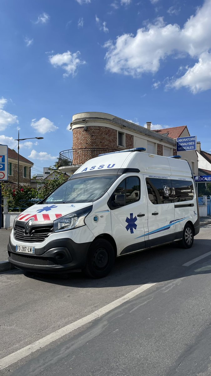 leilaspinto's tweet photo. @VilleVillejuif ça fait deux jours qu’une ambulance bloque la rue Sainte Colombe devant le laboratoire Lévy #villejuif #ambulance #valdemarne #ruesaintecolombe https://t.co/QsD32TLG2B