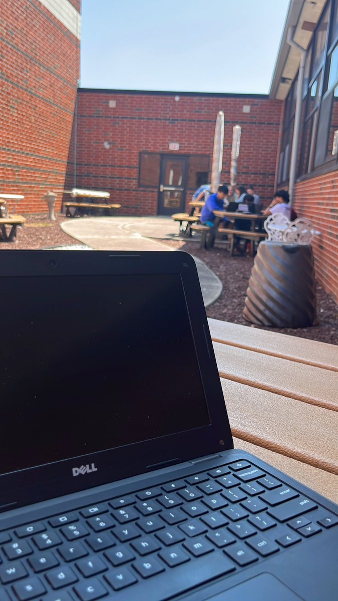 KimFredericks23's tweet photo. June 1 calls for courtyard class time 🌞 
#barkalowbluejays
#CTBarkalow https://t.co/XzAZ29VjnA