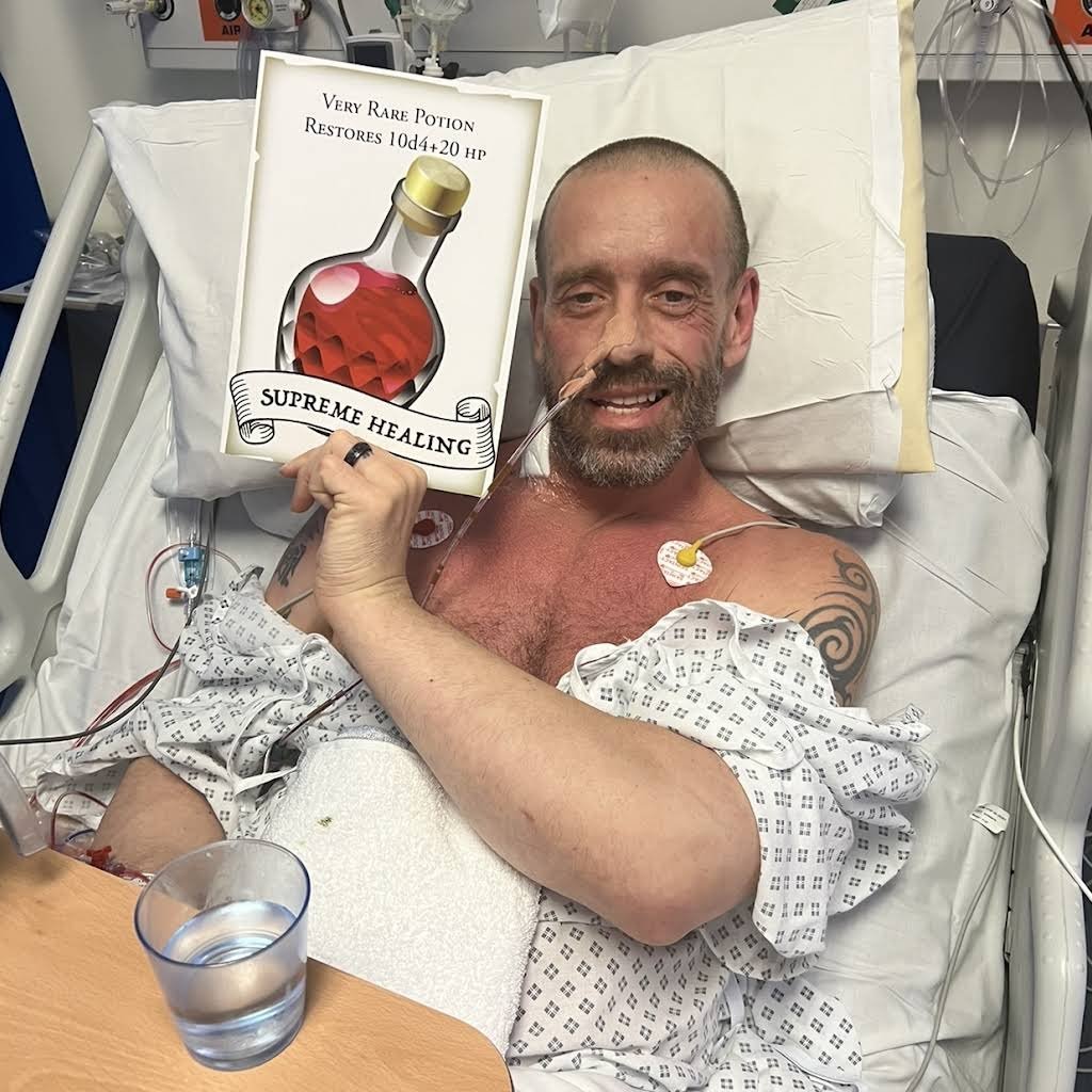 @AfN_UK_ , please investigate @HenchHerbivore, an ethical vegan bodybuilder who promotes himself as a 'Nutritionist'. He recently ended up in @NNUH with Cholecystitis apparently due to a recent severe 'cut' & peddled his books and online course from his hospital bed.
@The_HCPC