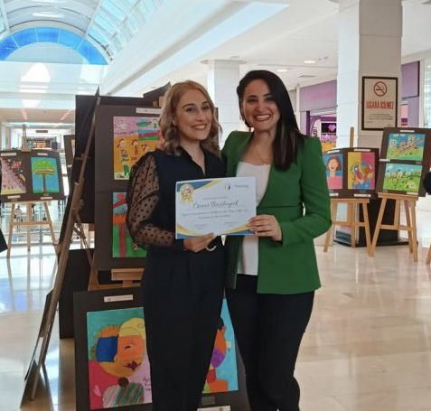 eTwinninginegol's tweet photo. Ticaret ve Sanayi Odası İlk. öğretmenimiz Öznur Başıbüyük ve öğrencileri, proje ortağı olarak katıldıkları “Çocuk ve Sanat Atölyesi” adlı uluslararası eTwinning projesinin sergisinde resimlerini sundular.Öğretmenimizi ve öğrencilerimizi tebrik ederiz.
@SeyitAliBuyuk @alidogrru https://t.co/3ClHcQyABz