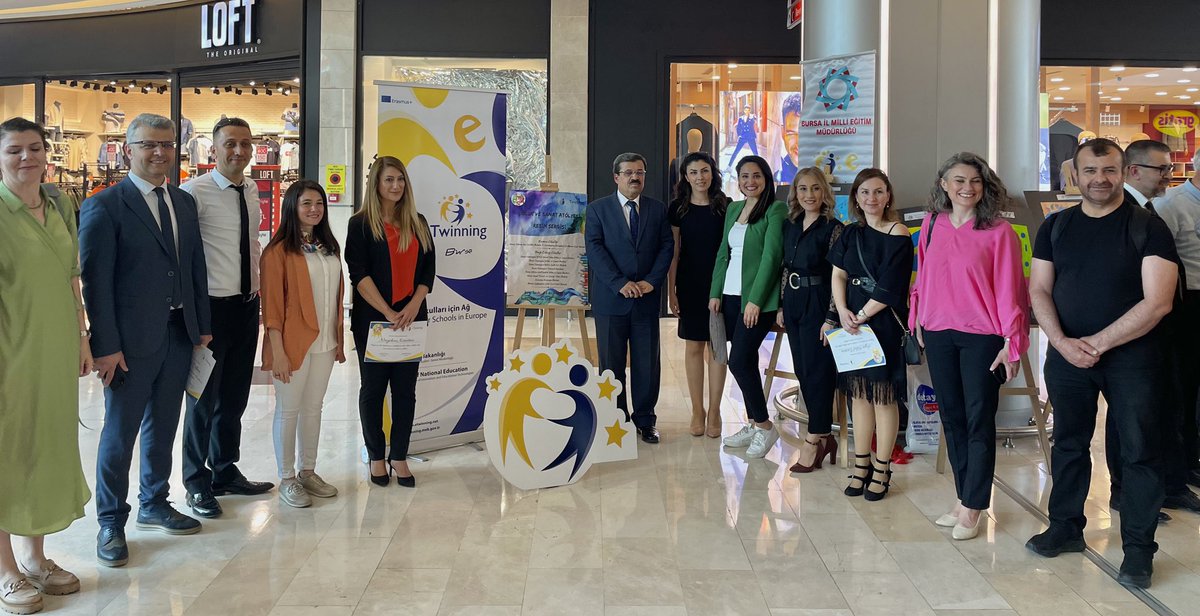 eTwinninginegol's tweet photo. Ticaret ve Sanayi Odası İlk. öğretmenimiz Öznur Başıbüyük ve öğrencileri, proje ortağı olarak katıldıkları “Çocuk ve Sanat Atölyesi” adlı uluslararası eTwinning projesinin sergisinde resimlerini sundular.Öğretmenimizi ve öğrencilerimizi tebrik ederiz.
@SeyitAliBuyuk @alidogrru https://t.co/3ClHcQyABz