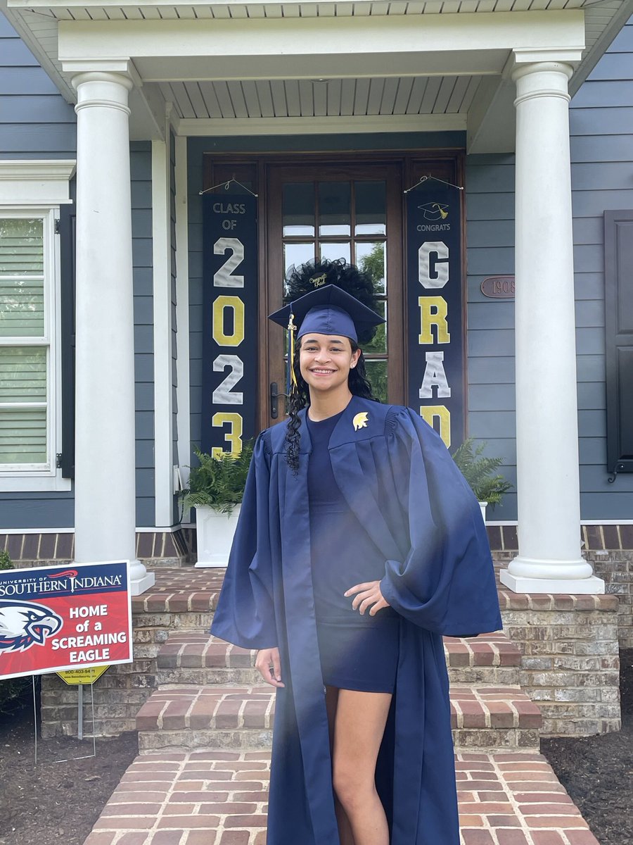 RandaD21's tweet photo. Special 🎓congratulations to our incoming freshmen! So excited for the future of these @usiwbb student-athletes!! Let’s get it! @soap_paige @KyleeDennis2023 @chloegannon3 https://t.co/5JPMJLTSGc
