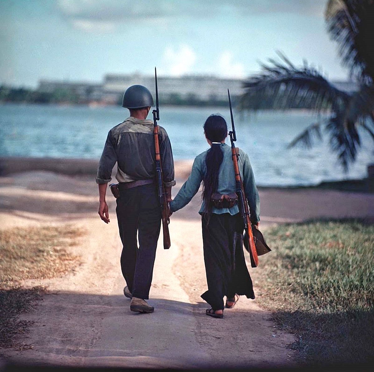 - ¿Quién estará en las trincheras a tu lado?
- ¿Y eso importa?
- Más que la guerra misma'
• 𝙴𝚛𝚗𝚎𝚜𝚝 𝙷𝚎𝚖𝚒𝚗𝚐𝚠𝚊𝚢 •
Foto: Una pareja de guerreros
tomados de la mano, Vietnam, 1971
📷 @RareHPhotos 
#NuestraLuchaEsPorLaVida