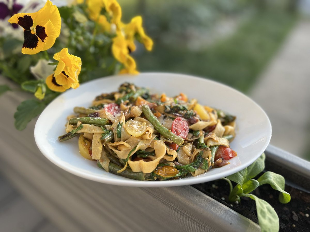 RedPieWhitePie's tweet photo. Sautéed green beans, cherry tomatoes, Swiss chard and onion with fresh pasta.
.
.
#pizza #redpiewhitepie #newjersey #cooking #drinking #goodfood #food #eating #foodie #foodphotography #vegetarian #pasta #vegetables https://t.co/BfepEiZ5sC