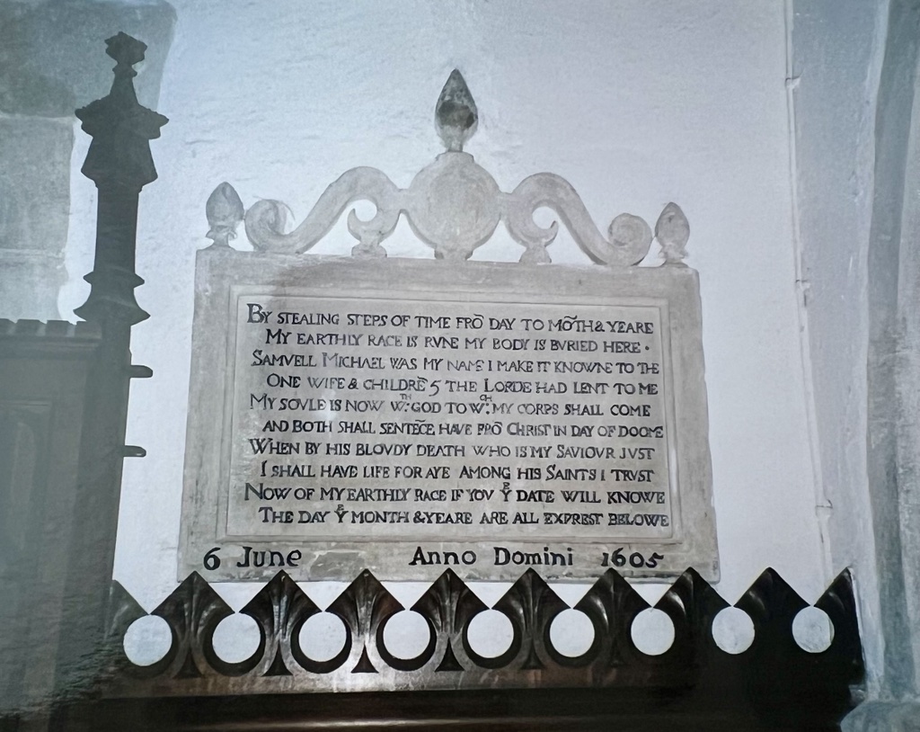 HertsArchives's tweet photo. This very early rhyming memorial for Samuel Michael exists in St Giles Church, Codicote. It is very unusual for the time in that it contains so much text. Samuel died on 6 June 1605. Note the shorthand where letters are denoted with dashes 

#Codicote https://t.co/zwIxsF4Rti