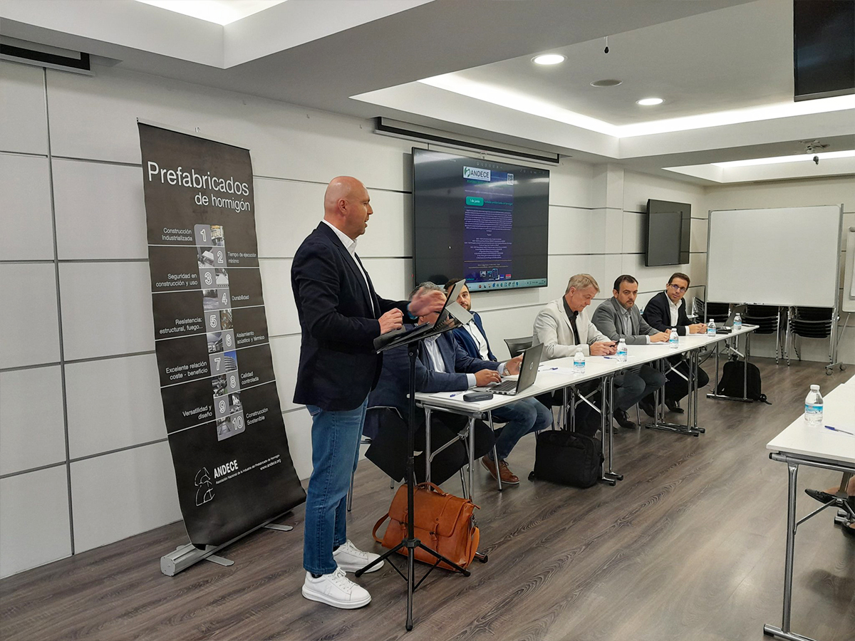 tabicem's tweet photo. ¡Gran jornada en Madrid! Este jueves, nuestro Director General, José Manuel Martínez, ha intervenido en la apertura del cuarto #DesayunoTécnicoANDECE, en el que se ha hablado sobre la tecnología y descarbonización de fachadas prefabricadas de hormigón. https://t.co/6MGKQMbdjv