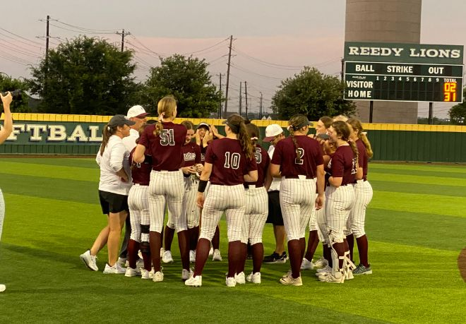 More state softball action today! What can you expect out of the DFW teams playing today? 

READ: vype.com/Texas/DFW/uil-…

#txhssb #softball #UILState #Semifinals