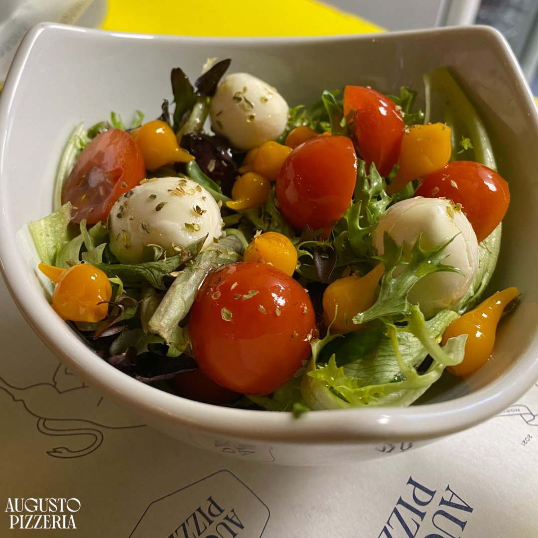 We offer a small selection of side options on our menu including the mixed salad.   
This features mixed leaves, cherry tomatoes, yellow mini-peppers and mozzarella. It's the perfect fresh side for this time of year.  

#pizza #lovepizza #chesterfood #foodie #cheshirefoodanddrink