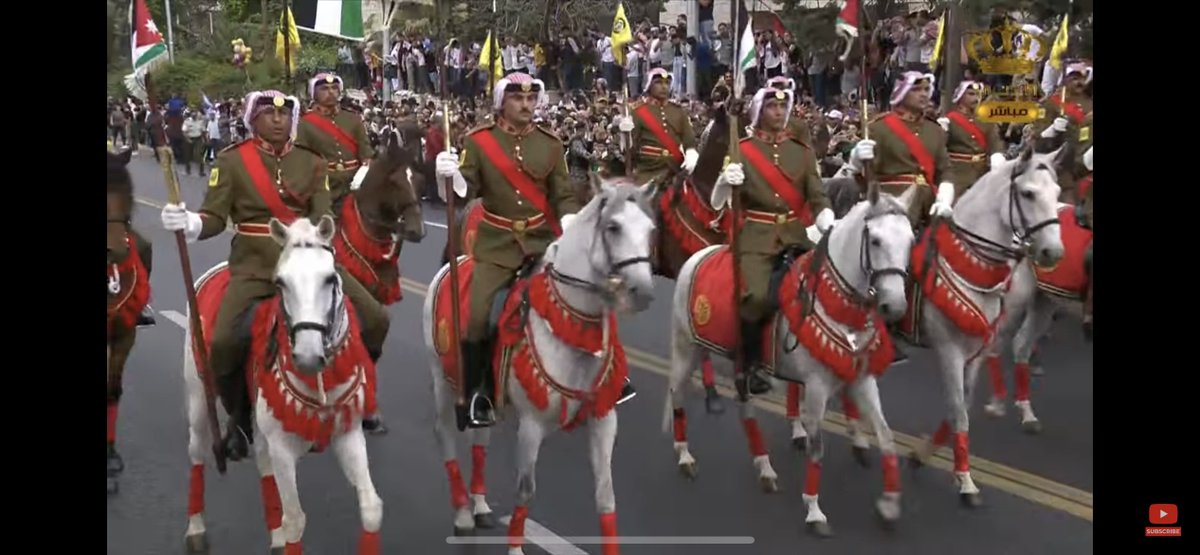婚礼パレードすごい…！ バグパイプが響き渡る軍楽隊の生演奏をBGMに、ヨルダン国旗を地上に描きながら行進していくの楽しそう… 騎馬隊もかっこいいねぇ。。 #jordanroyalwedding