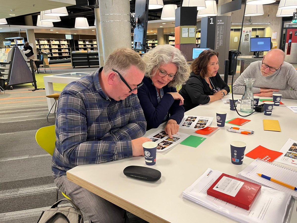 bankensector's tweet photo. Leden van het Maatschappelijk Overleg Betalingsverkeer, onder wie voorzitter @medyvanderlaan van de Nederlandse Vereniging van Banken, gingen in @bieb010 in gesprek met vertegenwoordigers van groepen mensen die moeite hebben met (digitaal) #bankieren https://t.co/kR9O92rfJw https://t.co/5ghqHhaoI0