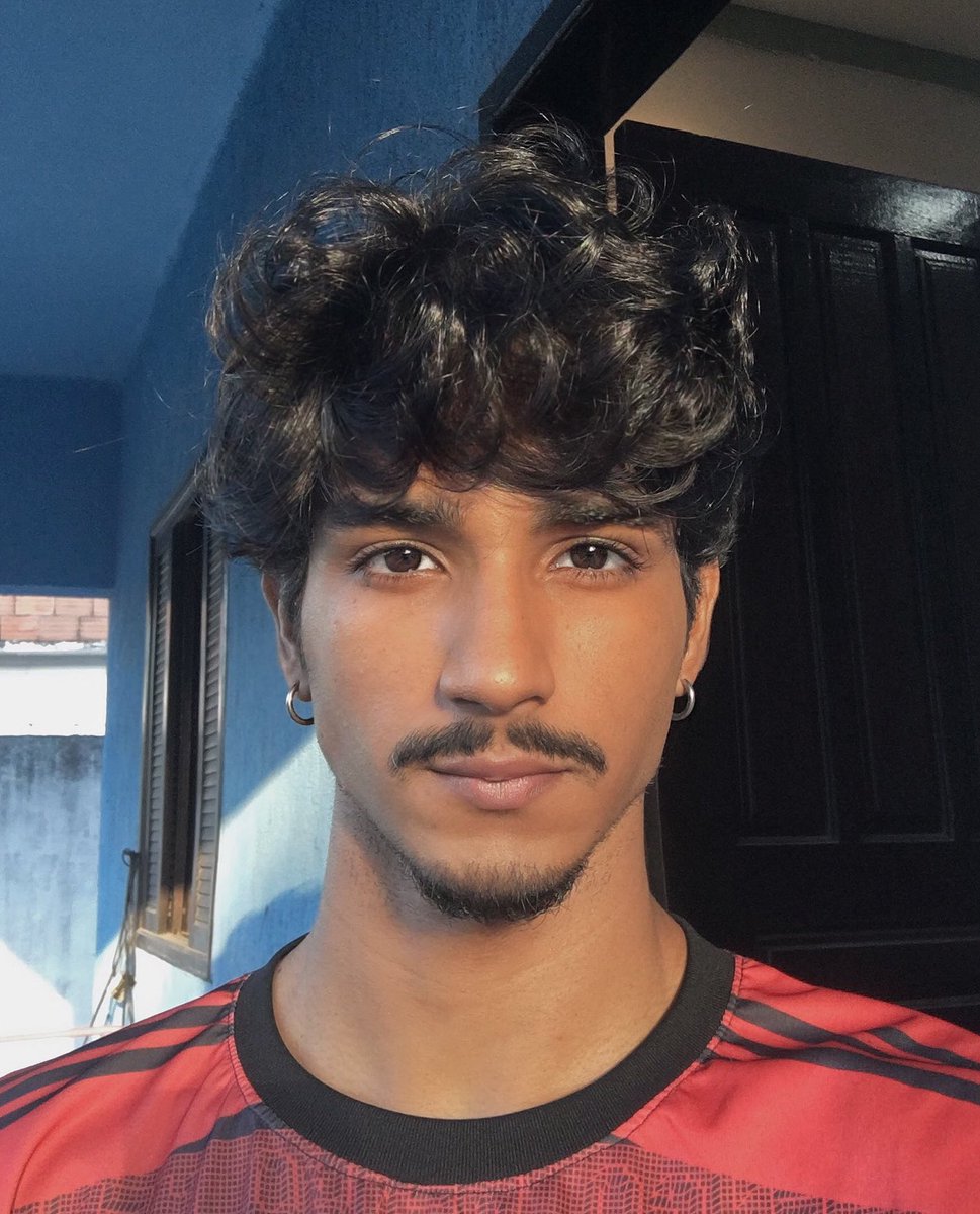CoeKurupi's tweet photo. cabelo longo / cabelo curto https://t.co/EqnEarO2Jp
