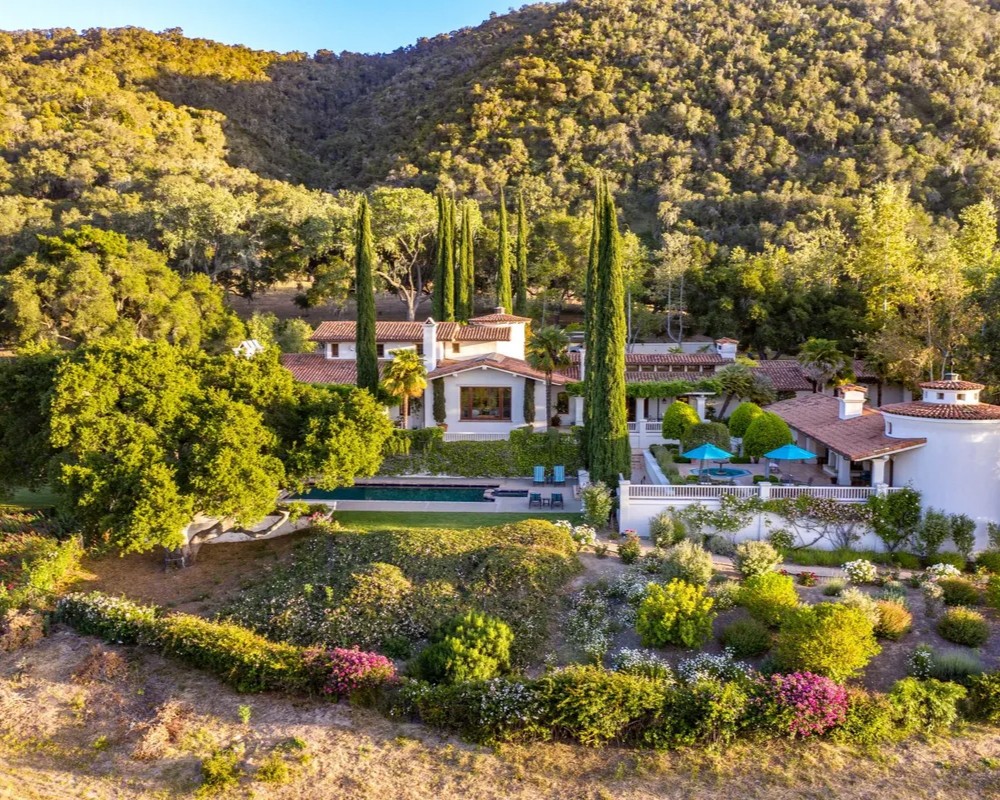 JGLiveColorado's tweet photo. Each of these impressive compounds—in locations from East Coast to West—is an enviable private retreat for groups large &amp; small to enjoy swimming, stargazing, sports, or simply relaxing together indoors &amp; out. Source: https://t.co/1HqachqhTC 
Jon Goldberg  #Denverrealtor #LIVSIR https://t.co/vI1FkZLHER