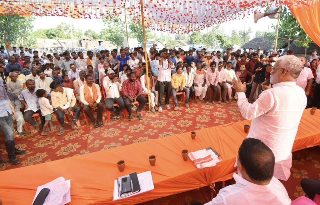 ग्राम पासिनपुरवा, विकास खंड रेउसा जनपद सीतापुर में बाढ़ नियंत्रण के अन्तर्गत चल रही परियोजनाओं का स्थलीय निरीक्षण किया एवं बाढ़ समिति के सदस्यों और किसानों से संवाद किया।