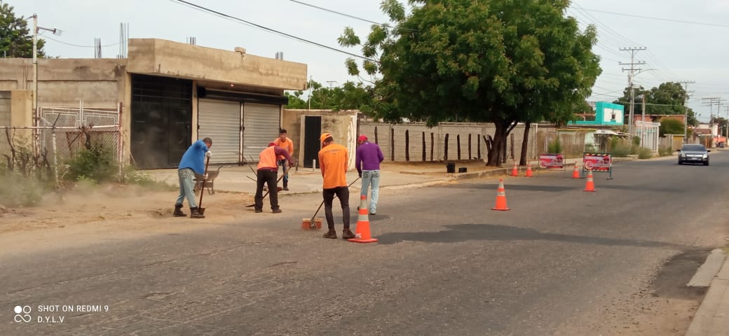 Ferrolasa's tweet photo. 🚧 En el marco de recuperación del Sistema de Vialidad del #EdoZulia la @_Vpsops  y el fortalecimiento de la #GranMisionTransporteVenezuela, a través de #Ferrolasa realiza la Rehabilitación vial de Cabimas, como parte de las Políticas Públicas del Gobierno Nacional
@NicolasMaduro https://t.co/czSzAGoPCX