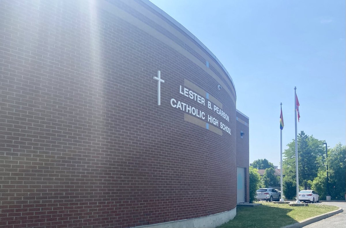 So nice to see that flag up!
#OCSBPride #PearsonPride #OCSBJoy ⁦@LBPearsonOCSB⁩