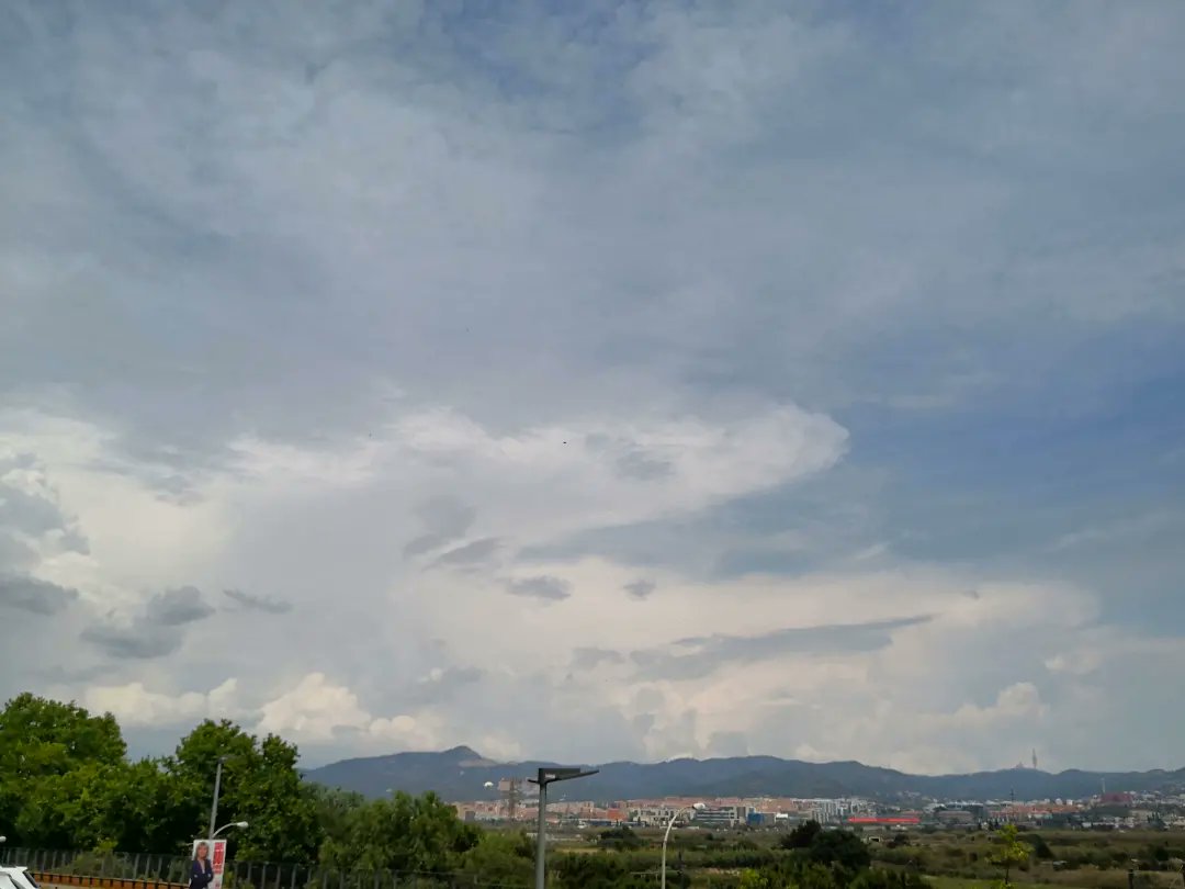 meteoecovisual's tweet photo. #cúmulos #congestus y #cumulonímbus #calvus y #capilatus #incus este mediodía desde #santboi y #lhospitalet
2/2
#santboidellobregat
#BaixLlobregat
#meteofoto
#fotometeo
#lluvia #nubes
#cielos #cielo
#tormenta #tormentas
#cazatormentas
#meteorología
#observadormeteorologico https://t.co/JPjJSGeIEn