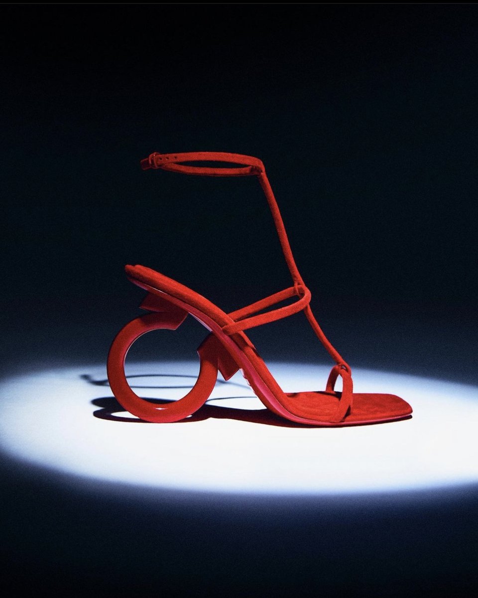 saveyoursole's tweet image. L A D Y I N R E D ⭕️ @ferragamo 📸
.
.
.
.
.
.
.
.
.
.
#saveyoursole #saveyoursolelondon #shoecare #London #NewYork #Paris #partyshoes #uniqueheels #protectyoursole #style #ferragamoshoes #London #protectyourstilettos #ferragamoheels #NewYork #Paris #protectyoursole  #shoesislife