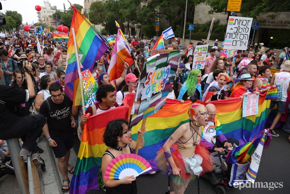 Participants march during the annual Gay Pride parade in Jerusalem. Thousands of members and supporters of the LGBTQ community took to the streets under tight police security. 📷️ EPA / Abir Sultan

#Israel #Jerusalem #Pride #Prideparade #LGBTQ #humanrights #epaimages