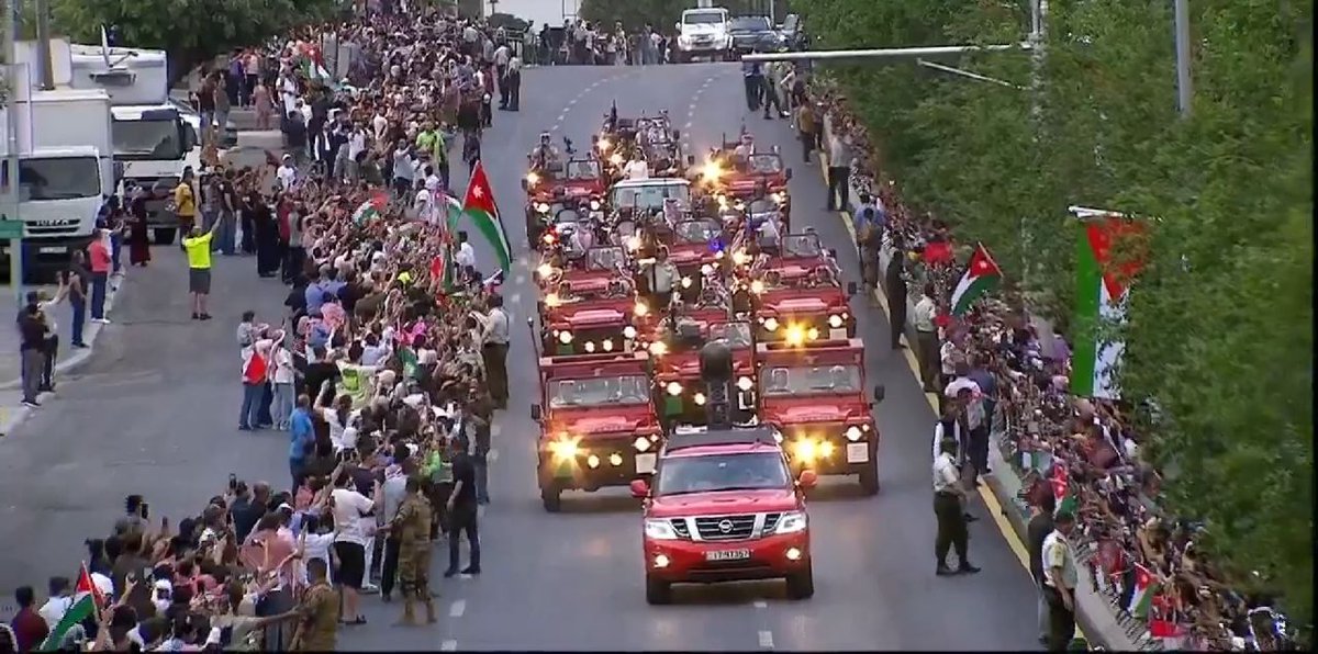 Petranews's tweet photo. صور || مشاهد من مسير الموكب الأحمر لسمو ولي العهد والأميرة رجوة الحسين من قصر زهران باتجاه قصر الحسينية
بترا #الأردن #الزفاف_الملكي 
#CelebratingAlHussein https://t.co/oNpURAhS0t