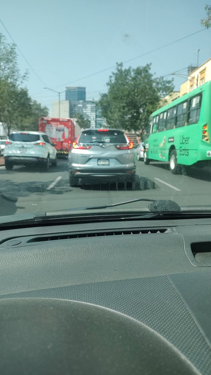 JuanmaaGP's tweet photo. Oye Clau la ciudad en zona sur hecha un desmadre deberías meterle presupuesto a los semáforos. @Claudiashein https://t.co/TphdbQh5YT