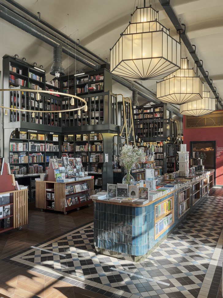 В апреле 2023 года издательство Lannoo Publishers выпустило книгу американской журналистки Элизабет Стамп «150 книжных, которые нужно посетить до смерти». 

«Подписные издания» попали в этот список 🧡

Поздравляю, ребята!