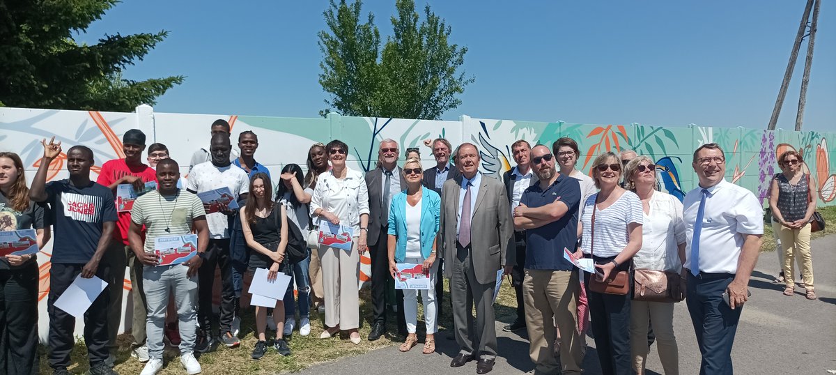 SeineGrandsLacs's tweet photo. Aujourd'hui, inauguration de la fresque monumentale de Mesnil Saint –Père par Patrick OLLIER, Président de Seine Grands Lacs, Claude HOMEHR, Vice-présidente @AubeDepartement  et du directeur des activités de l’@AssoAurore, Gaëtan LE MANCHEC ! 😀#StreetArt #biodiversité https://t.co/OMOWCS8sbm