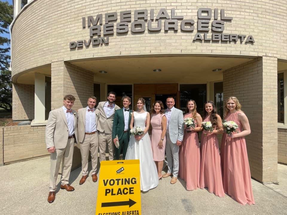 Drayton Valley-Devon MLA-elect @AndrewBoitchenk’s daughter made time on her wedding day to vote for her dad. 💙🗳️

#ableg #abvotes