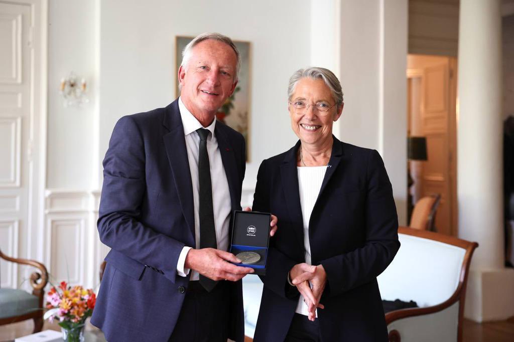 olivierrichefou's tweet photo. Ravi d’accueillir ce jour en @lamayenne la Première ministre @Elisabeth_Borne 

Merci de m’avoir remis la médaille de Matignon 

C’est toujours un plaisir d’échanger avec vous sur la coopération nécessaire entre l’Etat et les territoires. https://t.co/eI0ajhQ7W9