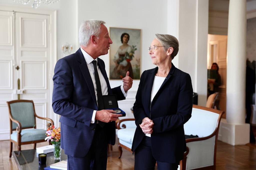 olivierrichefou's tweet photo. Ravi d’accueillir ce jour en @lamayenne la Première ministre @Elisabeth_Borne 

Merci de m’avoir remis la médaille de Matignon 

C’est toujours un plaisir d’échanger avec vous sur la coopération nécessaire entre l’Etat et les territoires. https://t.co/eI0ajhQ7W9