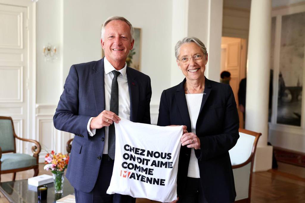olivierrichefou's tweet photo. Ravi d’accueillir ce jour en @lamayenne la Première ministre @Elisabeth_Borne 

Merci de m’avoir remis la médaille de Matignon 

C’est toujours un plaisir d’échanger avec vous sur la coopération nécessaire entre l’Etat et les territoires. https://t.co/eI0ajhQ7W9