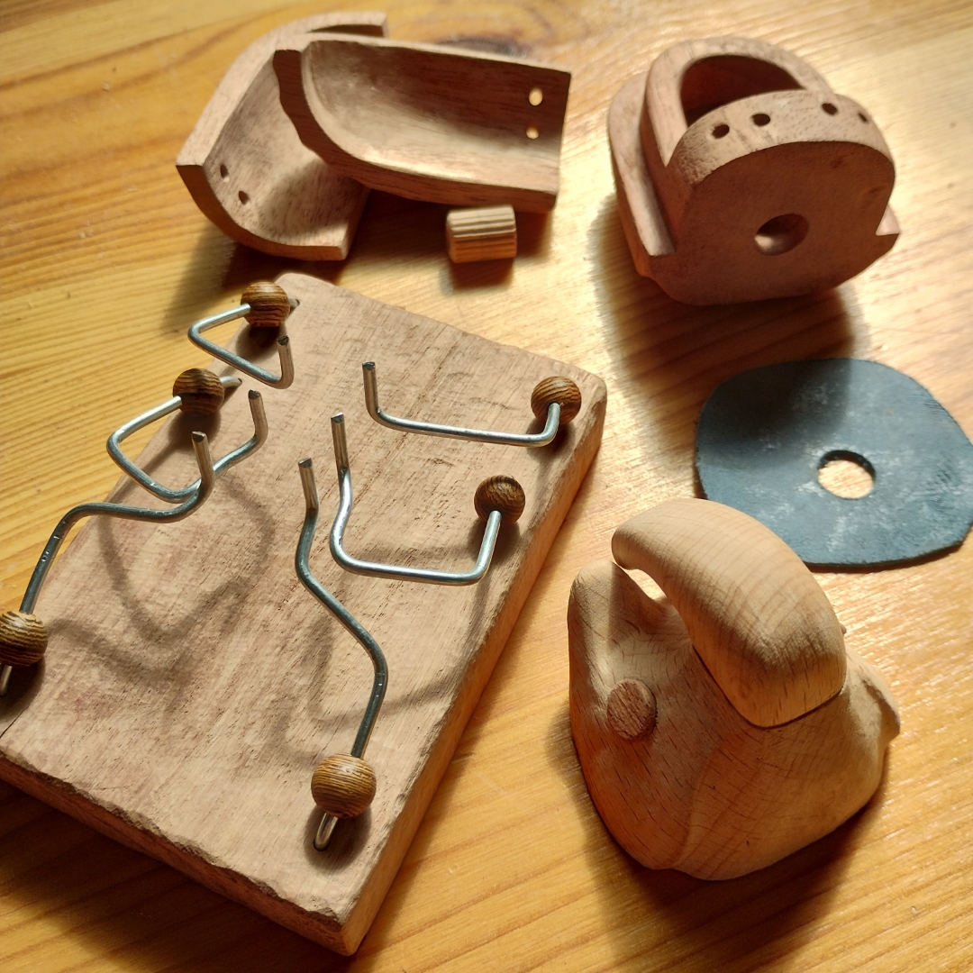 Got the wire legs ready. Leather spacer to increase friction and avoid the head from rotating on its own. Only thing missing is to wax and assemble.
...
#woodentoy #woodcarving #woodensculpture #木彫り #handmade #carving #figurine #figurines #animals #beetle #lignumworks