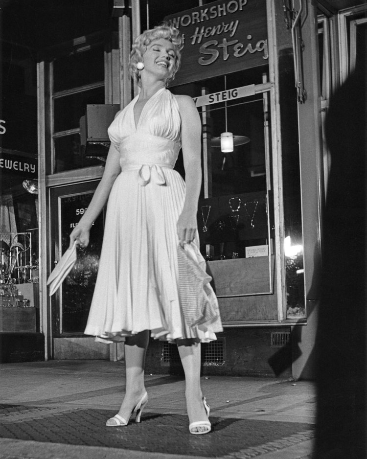 On this day in 1955, the film “The Seven Year Itch” premiered in New York City.

📸: #BernardOfHollywood

#MarilynMonroe #Icon #Film #TheSevenYearItch #Anniversary