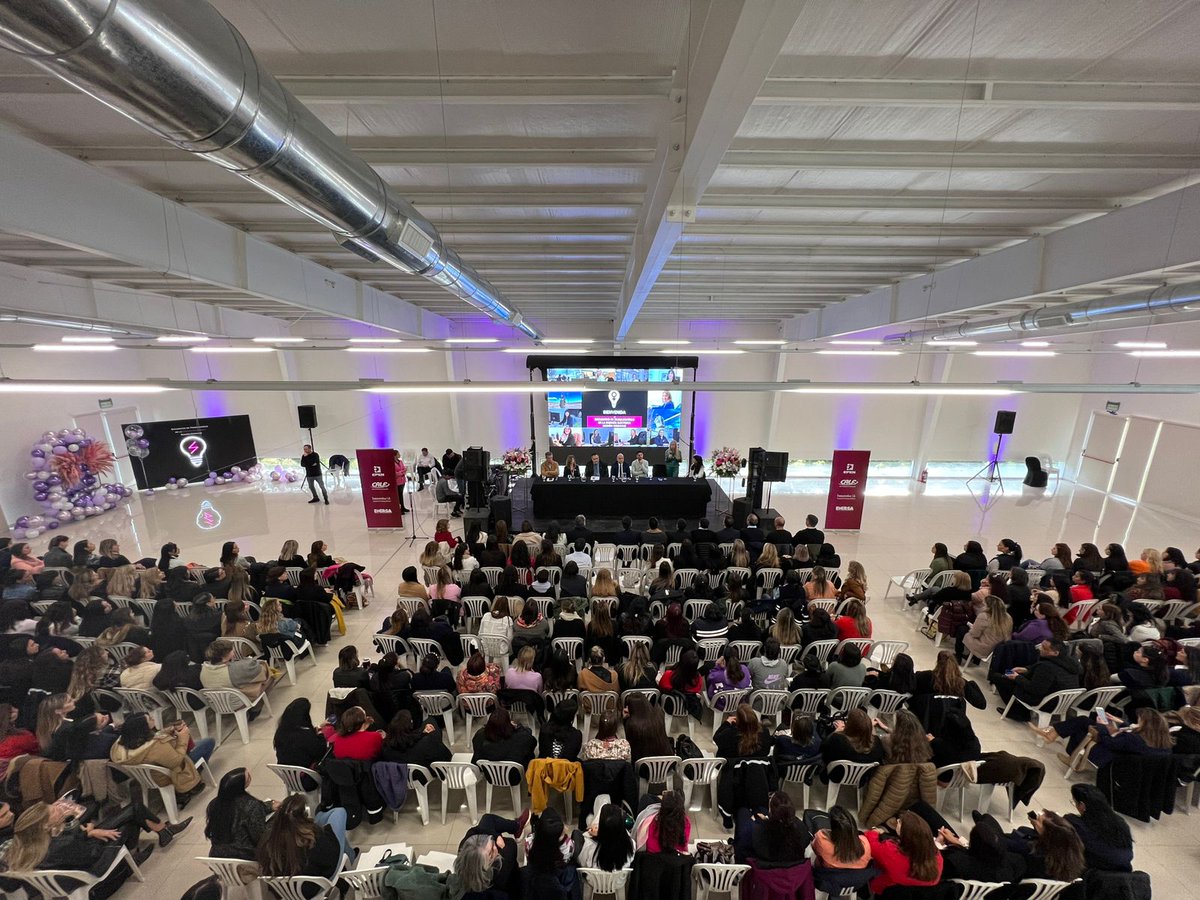 GenerosRn's tweet photo. #GenerosRN | 📍 La Directora de Políticas de Géneros y Diversidad, Silvina Torres, participó del "Encuentro de trabajadoras de la energía eléctrica" Región Comahue, en la ciudad de Neuquén. https://t.co/bcI2Zvlkp3