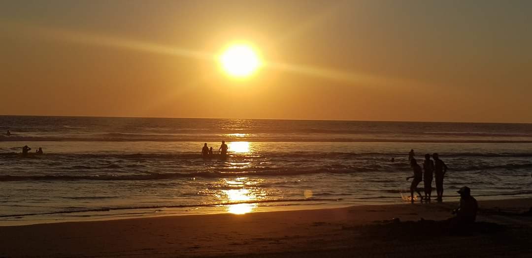 La amistad se mide en risas compartidas y tardes soleadas que se disfrutan en las playas de #IxtapaZihuatanejo 

📸@bkukix 

 #thisIZit #VisitIZ #rayosdesol #Sunsetvibes #PlayasGuerrero #OceanLove #FriendsForever #BeachLife