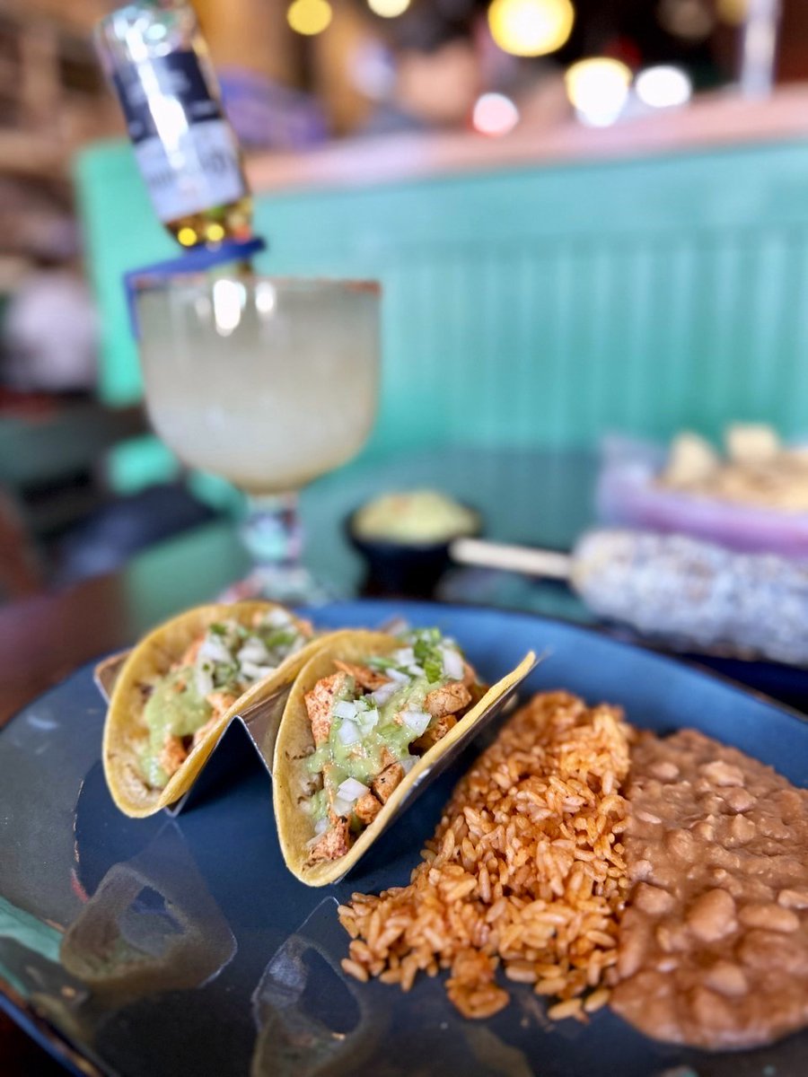 #ThirstyThursday + #TacoThursday = stars are aligning! Try our delicious Chicken Tacos and a Bulldog Margarita to start your Vegas weekend off right! 🍹🌮🍹