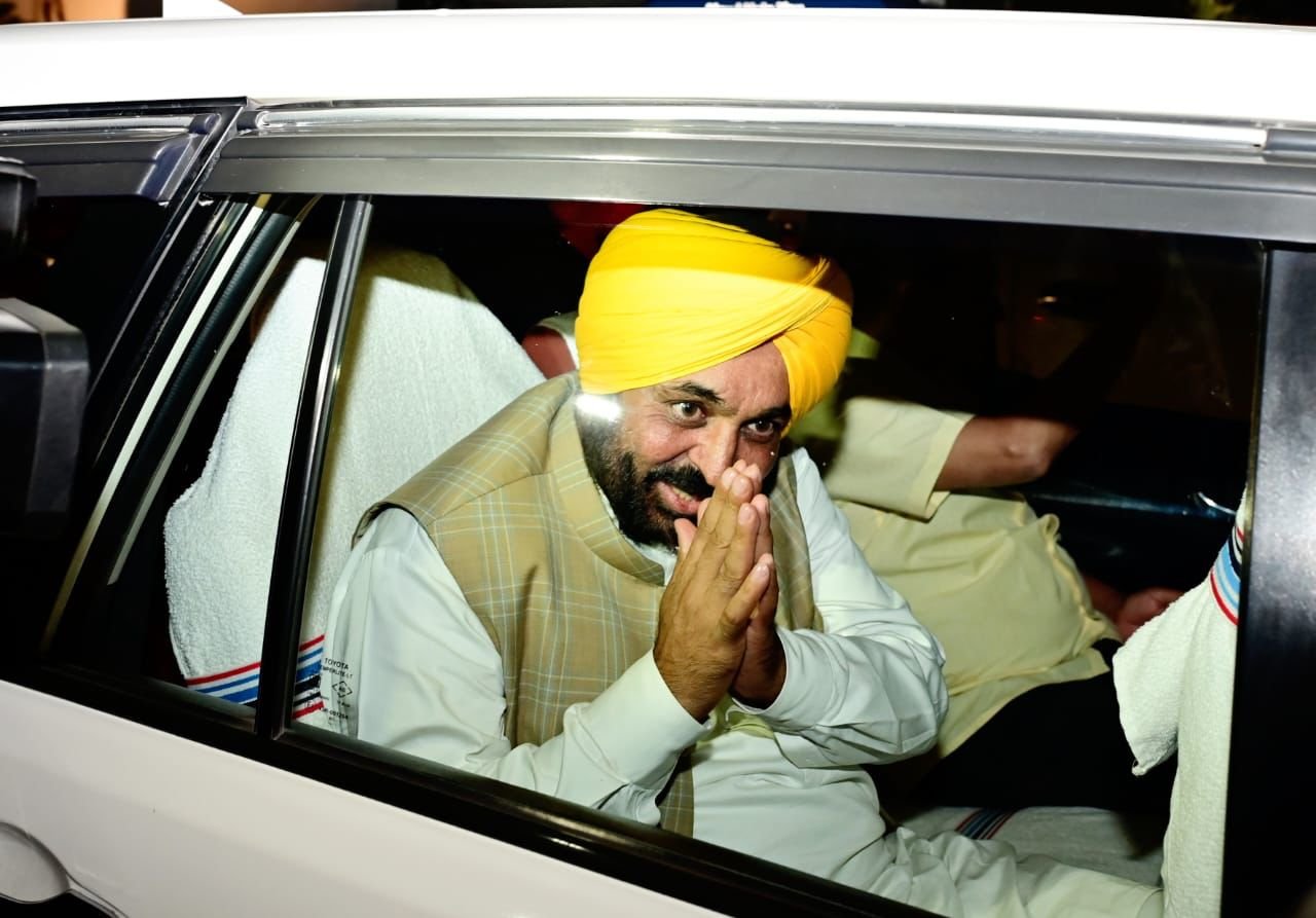 दिल्ली के CM अरविंद केजरीवाल और पंजाब के CM भगवंत मान पहुंचे रांची Delhi CM Arvind Kejriwal and Punjab CM Bhagwant Mann reached Ranchi