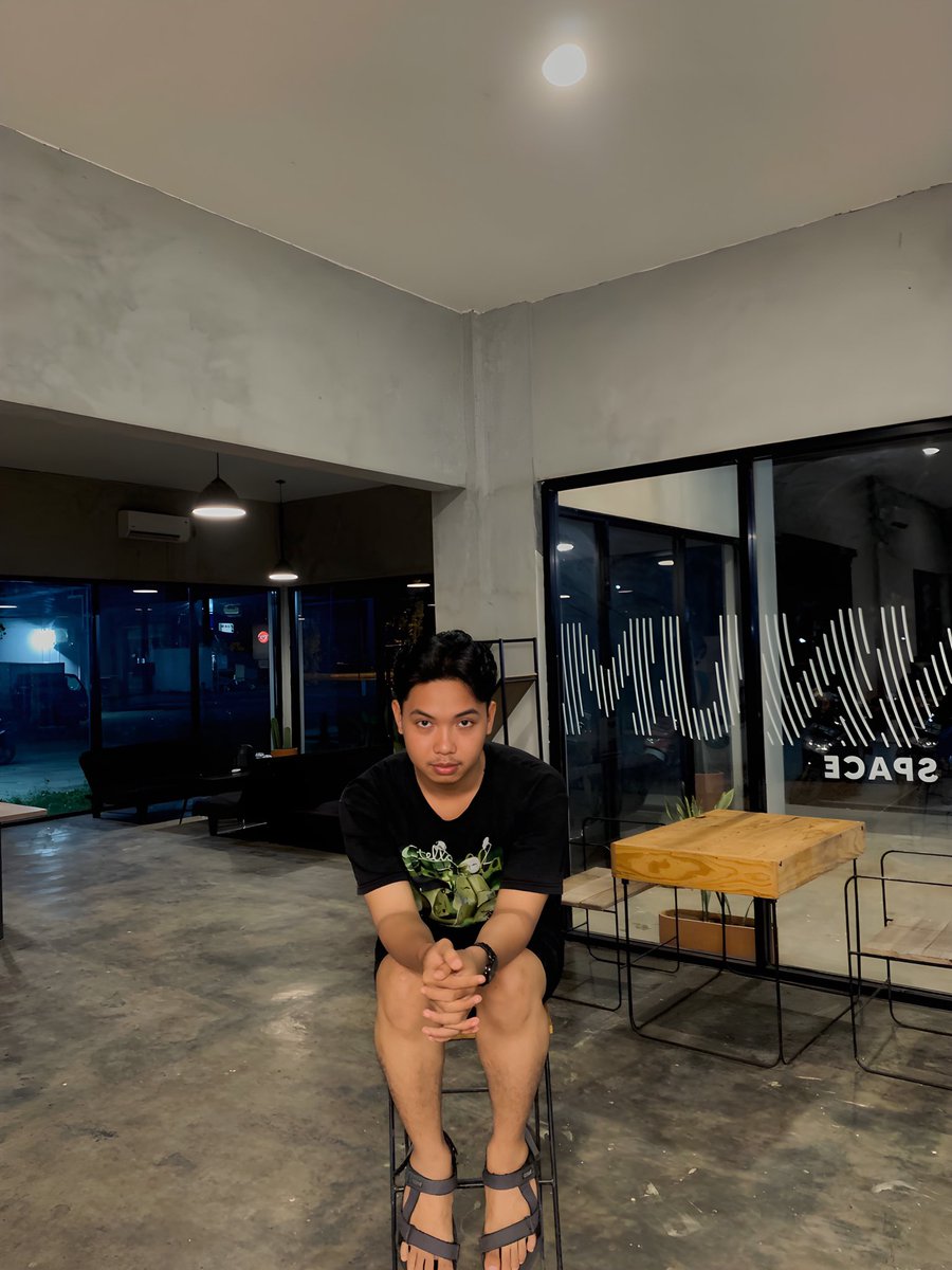 morphsassaurus's tweet image. QRT donk foto kalian yg lagi duduk sendirian