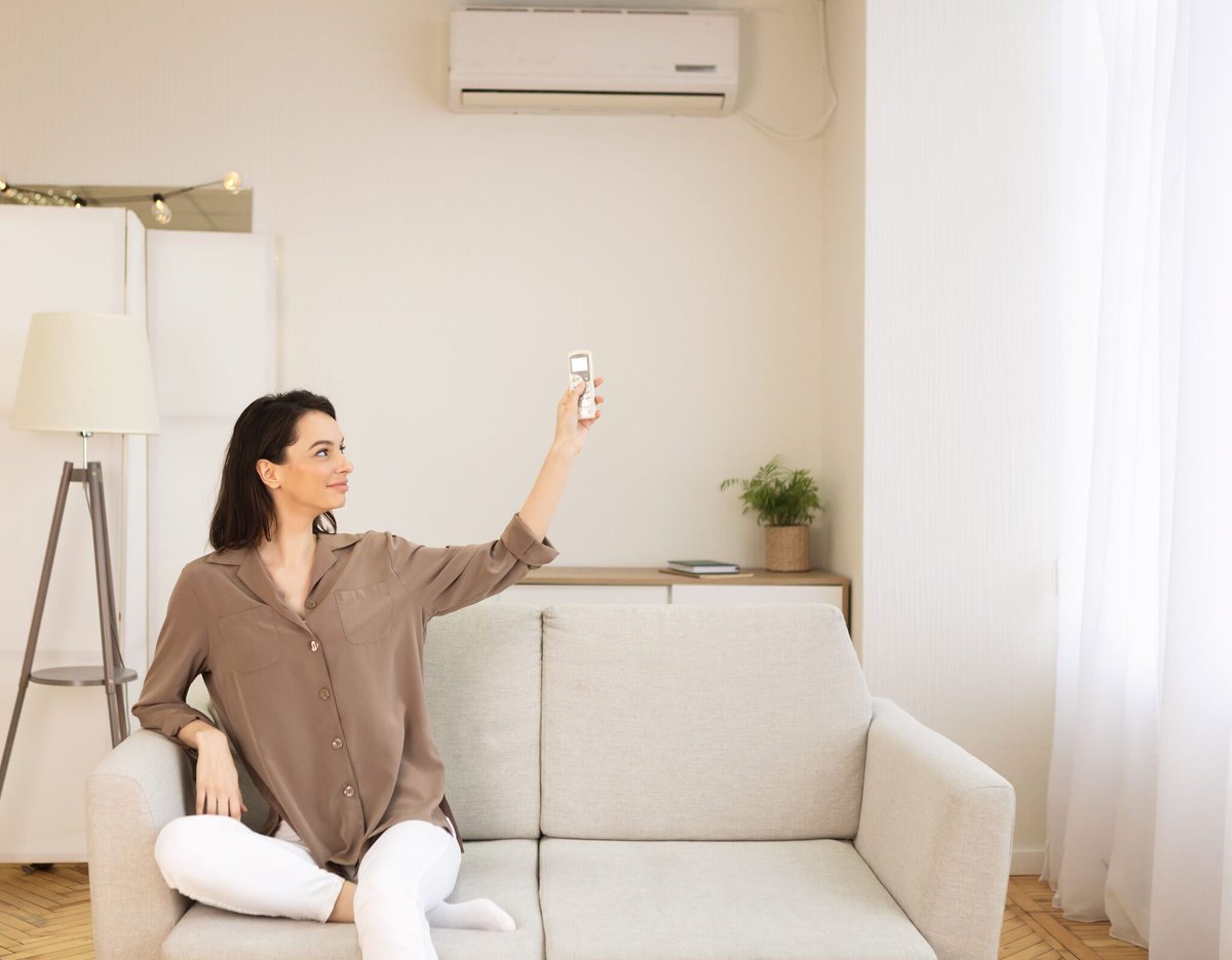 ActionAirTampa's tweet image. Ductless AC vs Central Air: Which is Right for Your Home? 🤔
While both systems work to cool your home, they have different features and benefits.
Learn more here: bit.ly/3C4iGqN

#ActionAirConditioning #Blog #ACTips