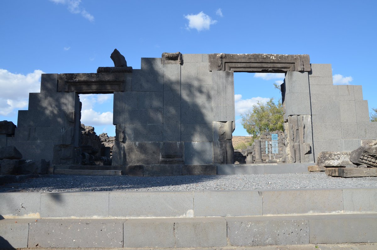 ticiaverveer's tweet photo. The synagogue at Chorazin was constructed in the late 3rd or 4th century CE entirely of black basalt. The prayer hall is a rectangular building with a tripartite entrance on the south wall, oriented towards Jerusalem.
 
Photo courtesy @carolemadge https://t.co/tCrGwYDlja