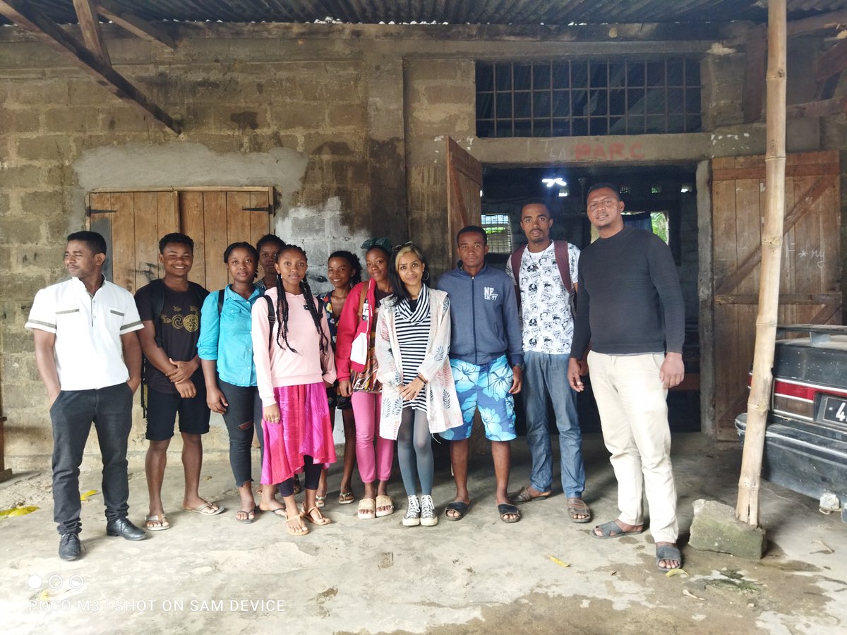 BookNewsMada's tweet photo. Tsy ao Antananarivo irery, fa efa mameno ny Faritra ihany koa i #BookNewsMadagascar. Tany Fénérive-Est izahay ny faran'ny herinandro teo, nampiofana momba ny "Asa azo atao amin'ny Internet", niarahana tamin'i @tiasytiasy.
#TechnologiesForPositiveChange #formation #digital https://t.co/cgJml3Vm27