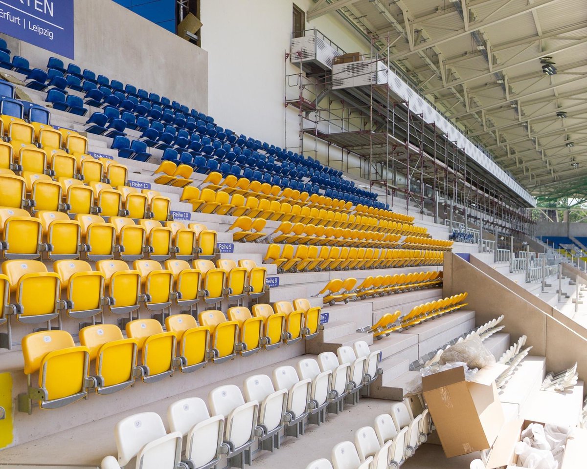 Und es wird noch schöner…. Die Bestuhlung der neuen Osttribüne hat begonnen. 💙💛🤍