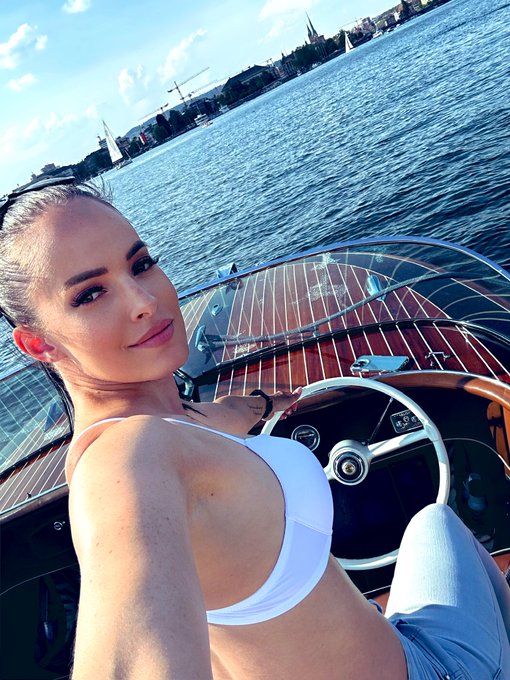 An afternoon on the boat 🛥️ w one of my subs #lakezurich 😈🔥😈 treat me well and you might get rewarded&hellip;<a href="/tag/lakezurich"class="tags">#lakezurich</a>