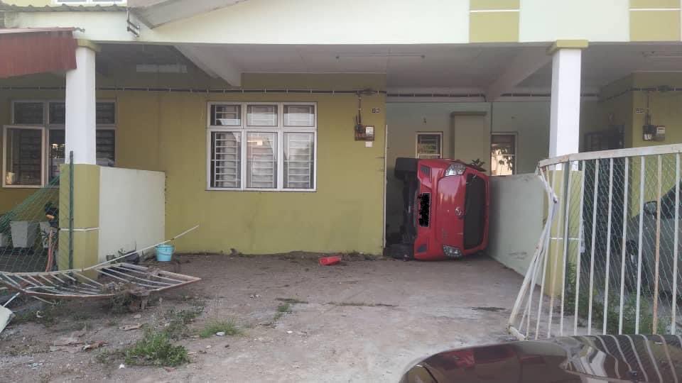 myjoe_'s tweet photo. “Abang saya dah parking kereta tapi senget sikit. Balik nanti abang tolong betulkan tau.” https://t.co/rSPiaSxNHt